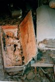 piccolo sarcofago Mummie con relativi abiti dell'epoca, posizionati dentro i loro sarcofagi