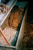 mummia nel sarcofago Mummie con relativi abiti dell'epoca, posizionati dentro i loro sarcofagi