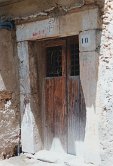 Particolare antico portare in pietra locale particolare abitazione del centro storico, da notare come si riutilizzavano le pietre una volta appartenenti a chiese ora inesistenti