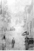 15 Sbiadita foto raffigurante la via C. Battisti intorno agli anni '30. Da notare a destra le cataste di sughero.