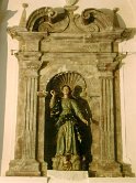 13 Prospetto elegante in marmo rosso di San Marco del sec. XVIII dell'altare della Madonna del Soccorso. La statua lignea della titolare è di autore ignoto della...