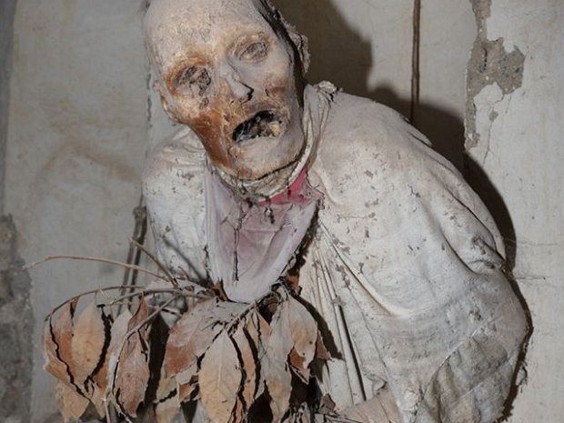 Cripta con mummie La cripta di Militello Rosmarino, si trova nelle viscere sotterranee della chiesa Madre. Sono presenti mummie di...