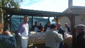 ottava_san_biagio1 Tavolata per l'offerta del piatto con mortadella, sarde salate, pane, olive e vino rosso ai partecipanti la processione