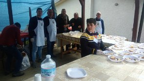 ottava_san_biagio6 Tavolata per l'offerta del piatto con mortadella, sarde salate, pane, olive e vino rosso ai partecipanti la processione