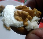 Fichi 'nchiappati I fichi vengono seccati al sole e dopo una lieve pastorizzazione in acqua bollente e successivamente in forno, vengono consumati con ricotta fresca e una noce